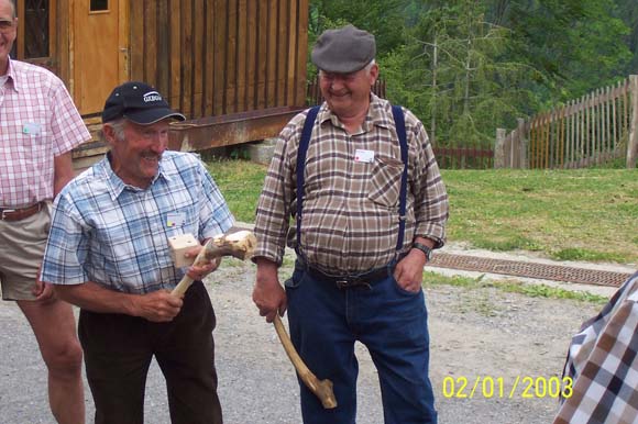 Deux joueurs concentrés (jeu du cornichon).