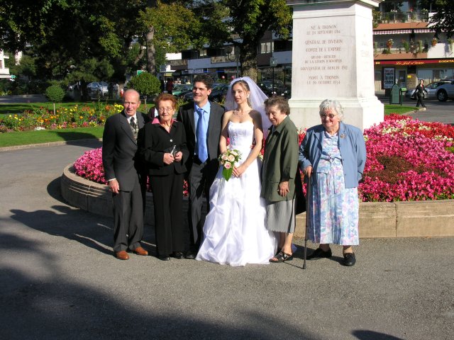 Les jeunes maris entours de leur famille.