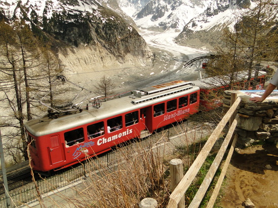 Le petit train rouge du Montenvers.